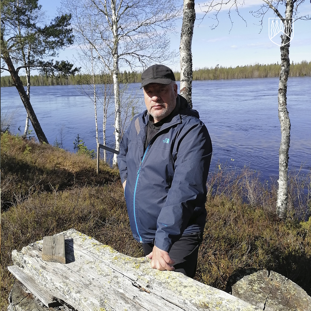 Kuvassa tekninen johtaja Kullervo Lauri Muonionjoen rannalla.