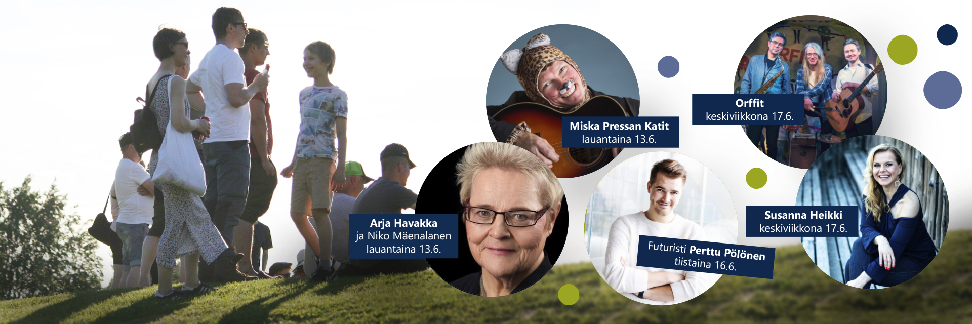 Ryhmä ihmisiä seisoo ja istuu nurmikkokummulla avaran maiseman äärellä. Osa katsoo horisonttiin, ja kuvassa on paljon tyhjää tilaa taivasta vasten.