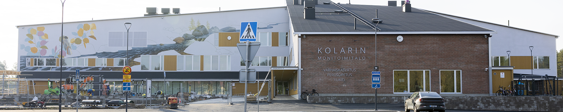 Kolarin monitoimitalo Jokijalntieltä päin nähtynä. Tässä suunnassa lukiolaisten piha-alue ja sisäänkäynti.