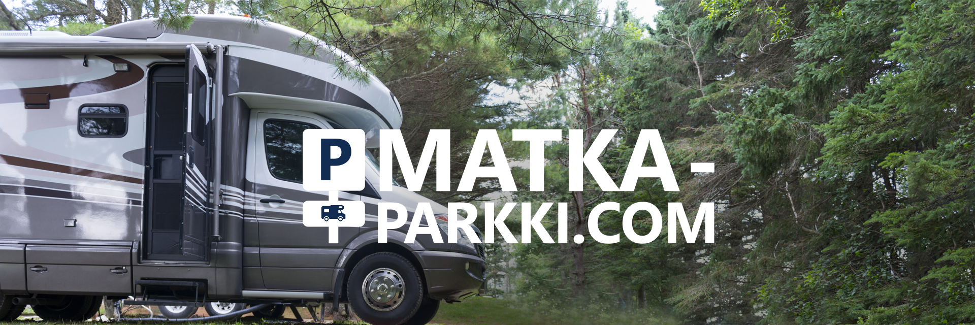 Matkailuauto on pysäköity metsän ympäröimälle alueelle, auton ovi on avoinna ja ajoneuvo seisoo nurmialueella puiden keskellä. Kuvan oikealla puolella on valkoinen teksti “PMATKA-PARKKI.COM” sekä pieni matkailuauton kuvake.
