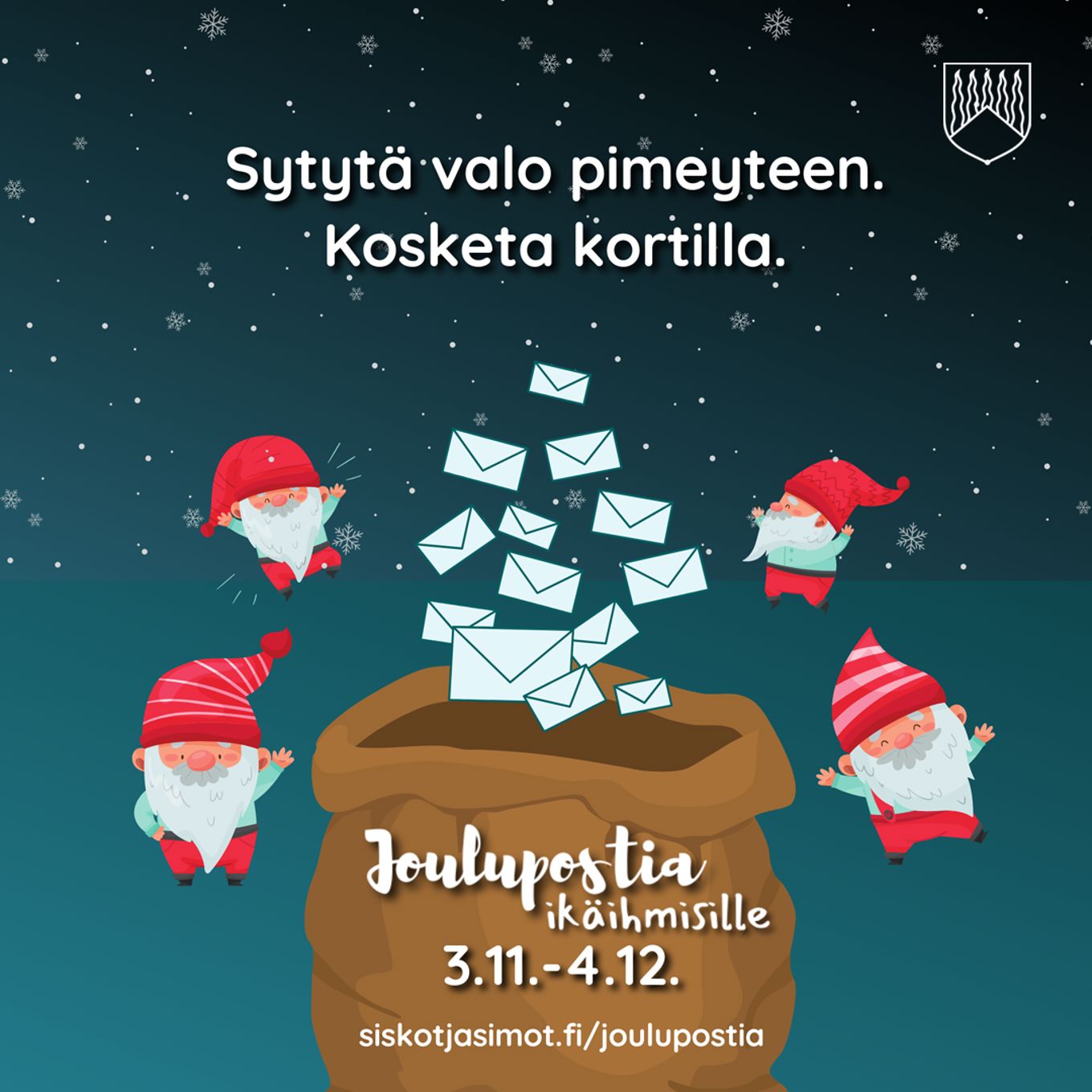 Jouluteemainen kuva, jossa on tumma tähtitaivas ja lumihiutaleita taustalla. Kuvassa on neljä pientä tonttuhahmoa punaisissa hatuissa ja vaatteissa. Keskellä on ruskea säkki, josta nousee useita kirjekuoria. Ylhäällä valkoisella tekstillä lukee: "Sytytä valo pimeyteen. Kosketa kortilla." Säkissä on teksti: "Joulupostia ikäihmisille 3.11.–4.12." Alareunassa verkkosivun osoite: siskotjasimot.fi/joulupostia.