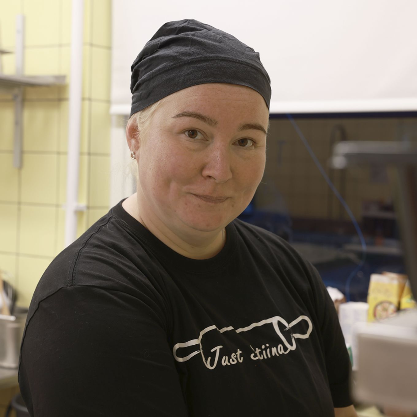 Kuvassa Vuoden Yksinyrittäjä: Stiina-Kaisa Räisänen (Lounaskahvila Just Stiina).