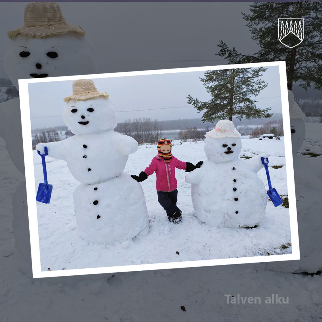 Kuvassa lapsi kahden lumiukon kanssa.