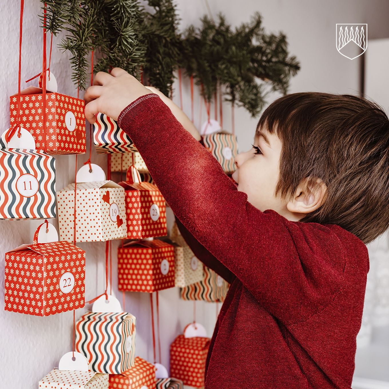 Kuvassa lapsi joulukalenterin kimpussa.