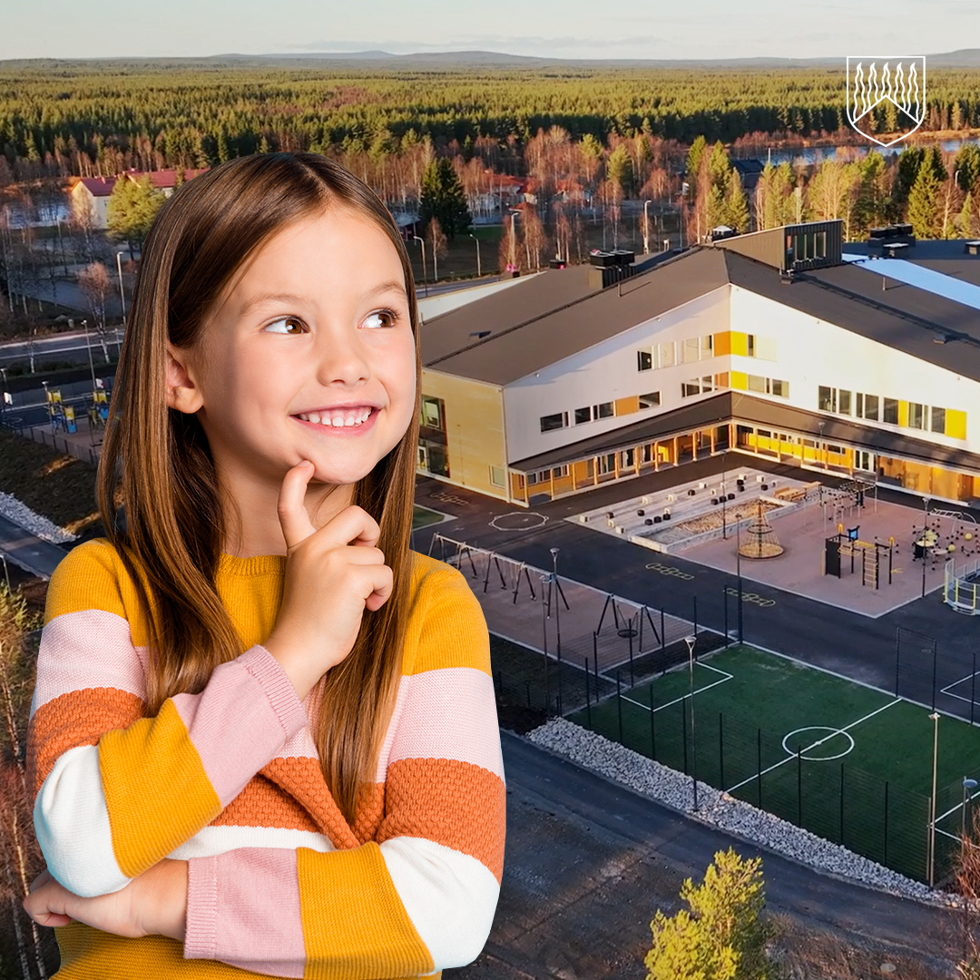 Kuvassa on suuri, moderni koulurakennus, jonka edessä on leikkikenttä ja urheilukenttä. Rakennuksen ympärillä on metsää ja taustalla näkyy laaja metsämaisema. Kuvan etualalla on lapsi, joka hymyilee ja katsoo ylöspäin mietteliäänä.