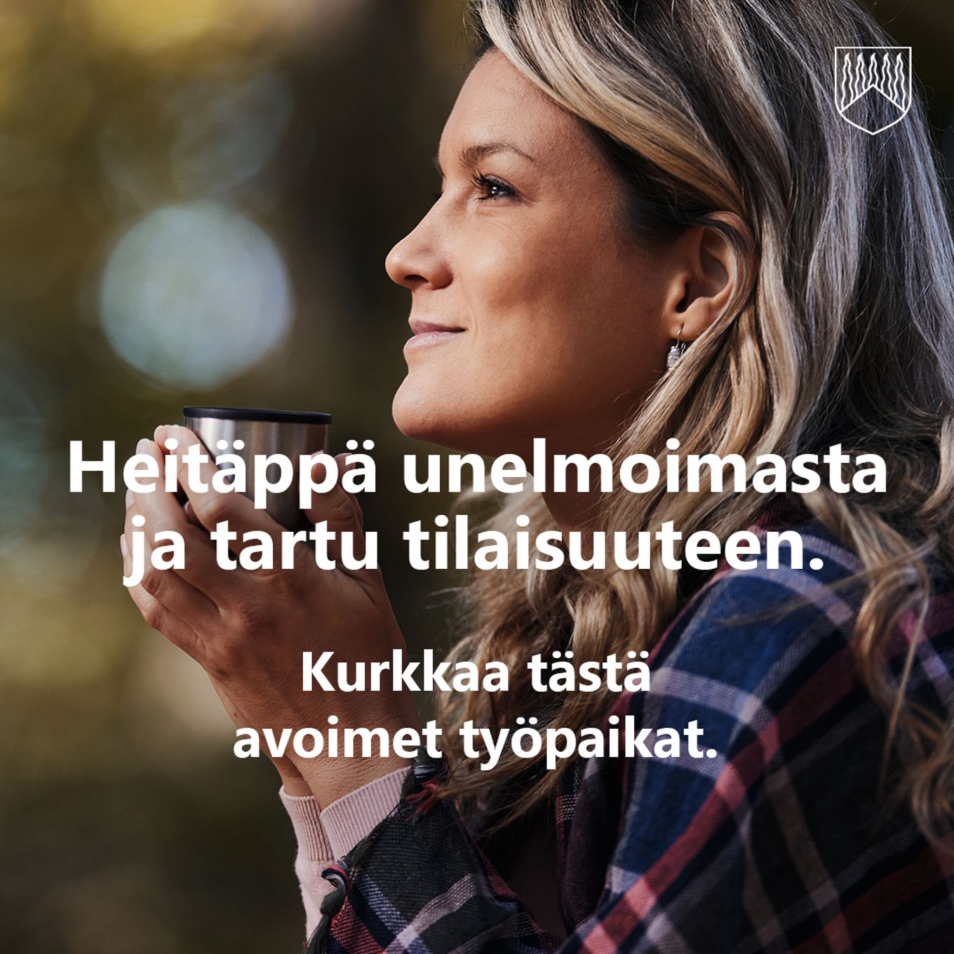 Kuvassa naishenkilö haaveilemassa. Katse horisontissa, käsissään termospullon korkki, jossa höyryävää juomaa.