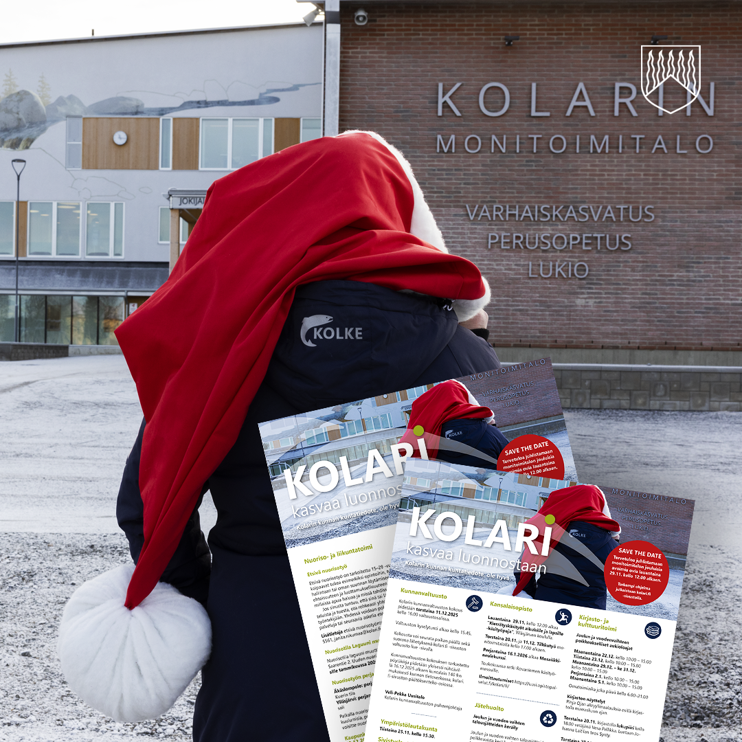 Henkilö seisoo ulkona Kolarin monitoimitalon edessä, pukeutuneena tummansiniseen takkiin ja pitkään punaiseen tonttulakkiin, jonka päässä on valkoinen tupsu. Rakennuksen seinässä näkyy teksti “KOLARIN MONITOIMITALO” sekä sanat “VARHAISKASVATUS PERUSOPETUS LUKIO”. Etualalla on kaksi päällekkäin asetettua esitteitä, joissa on sama kuva henkilöstä tonttulakki päässä ja otsikko “KOLARI kasvaa luonnostaan”.