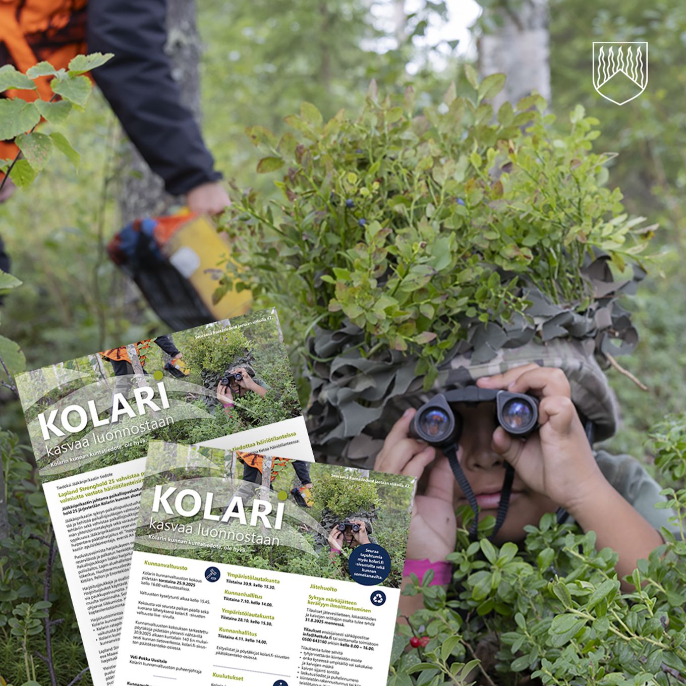 Kuvassa poika maastoutuneena metsään. Taustalla marjastaja poimurilla marjoja poimimassa.