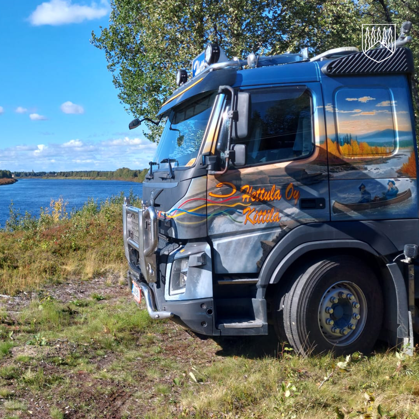 Kuvassa Hettulan auto joen rannassa.