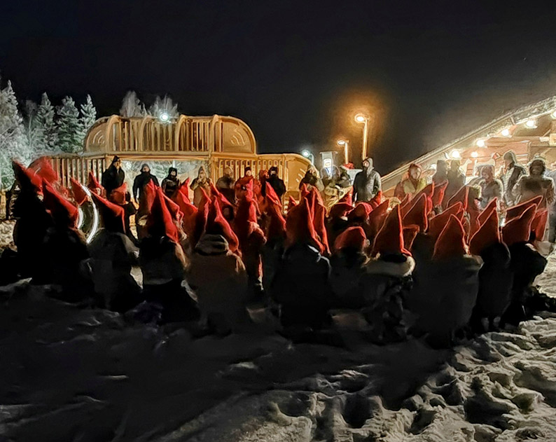 Kuvassa jouluinen tapahtuma tonttuineen.