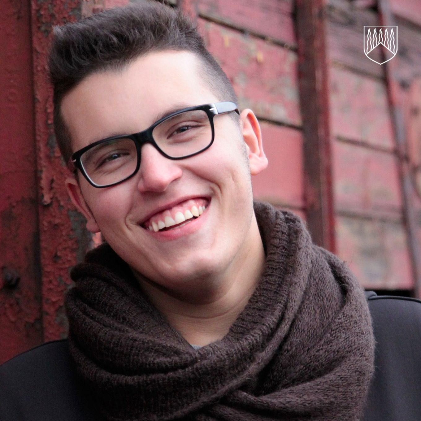 Kuvassa hymyilevä nuorimies.