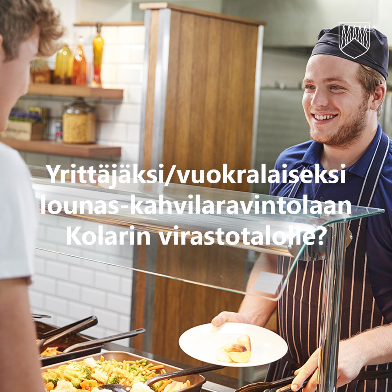 Kaksi iloista henkilöä ruokaravintolassa.