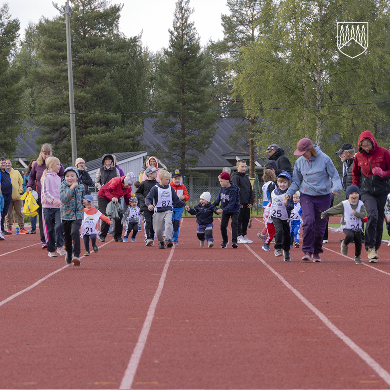 Juoksemassa 4 vuotiaiden sarja juoksijoita ensimmäisissä sarjajuoksuissa.