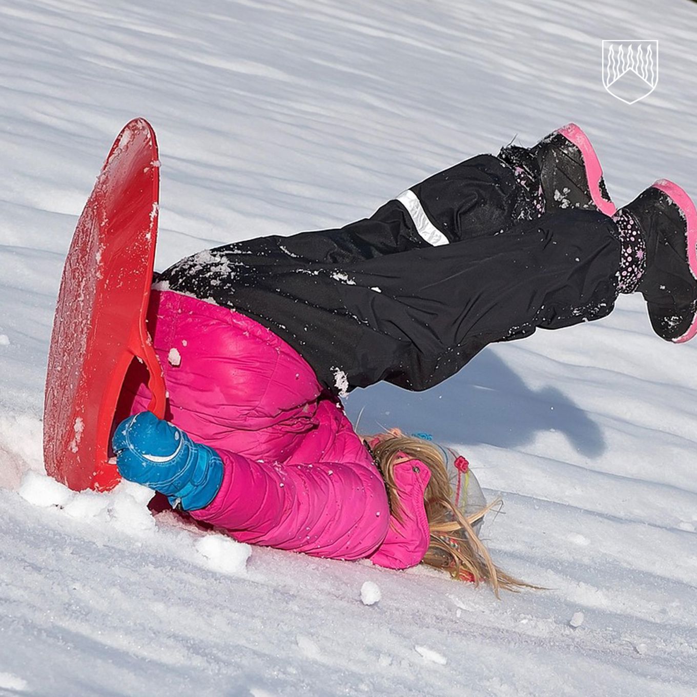 Tyttö liukurimäessä ympäri ämpäri lentäneenä.