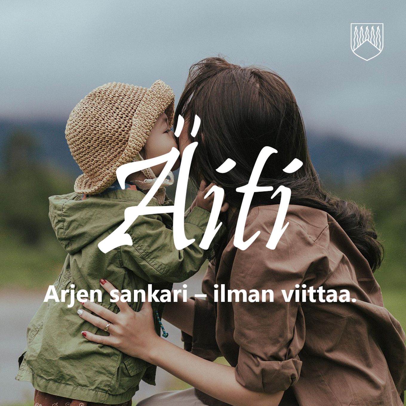 Lapsi antaa suukon äidille.