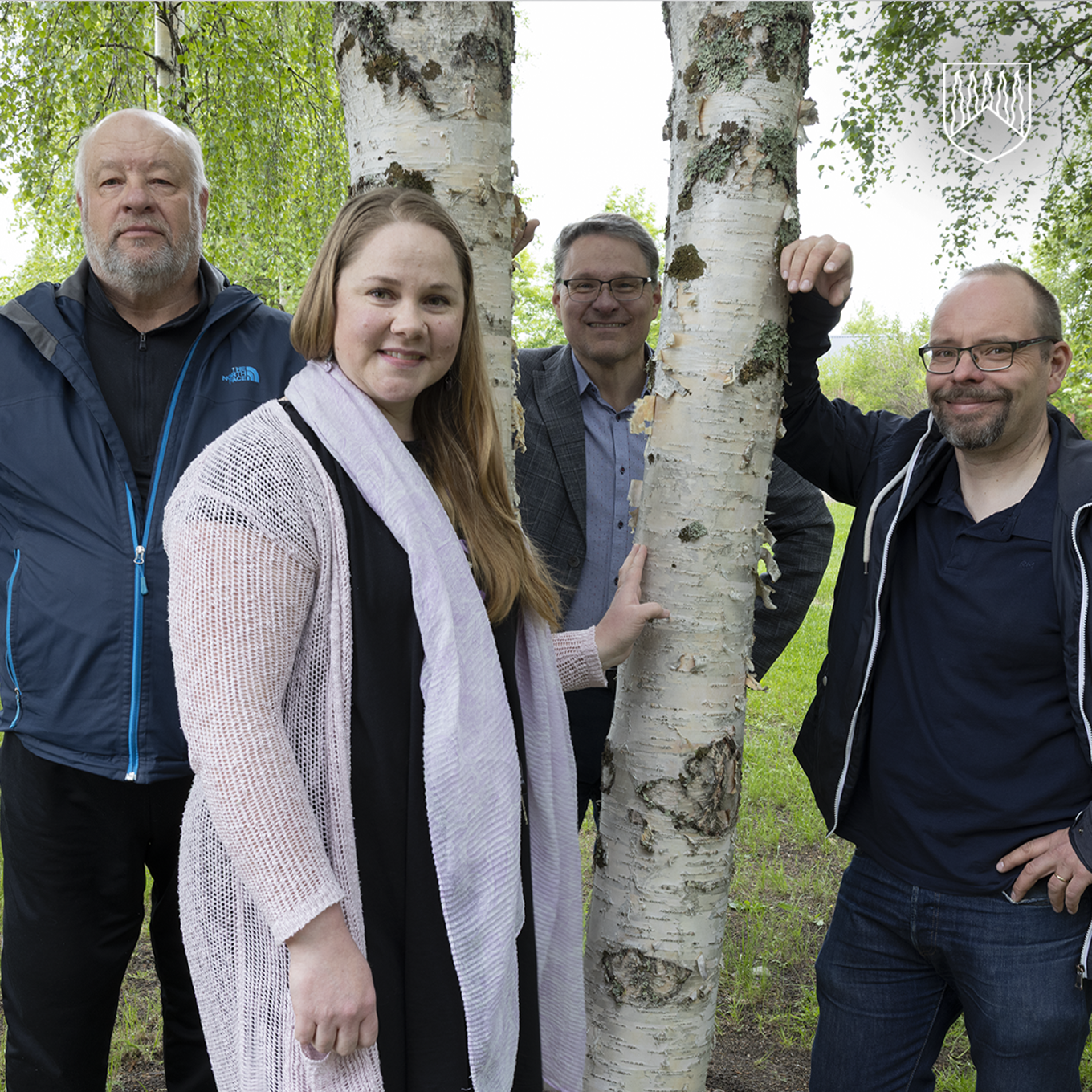Kuvassa Kolarin kunnan johtoryhmä: tekninen johtaja Kullervo Lauri, kehitysjohtaja Nina-Maria Möykkynen, kunnanjohtaja Markku Vehkaoja ja sivistysjohtaja Juha Väisänen virastotalon pihalla koivujen edessä seisomassa.