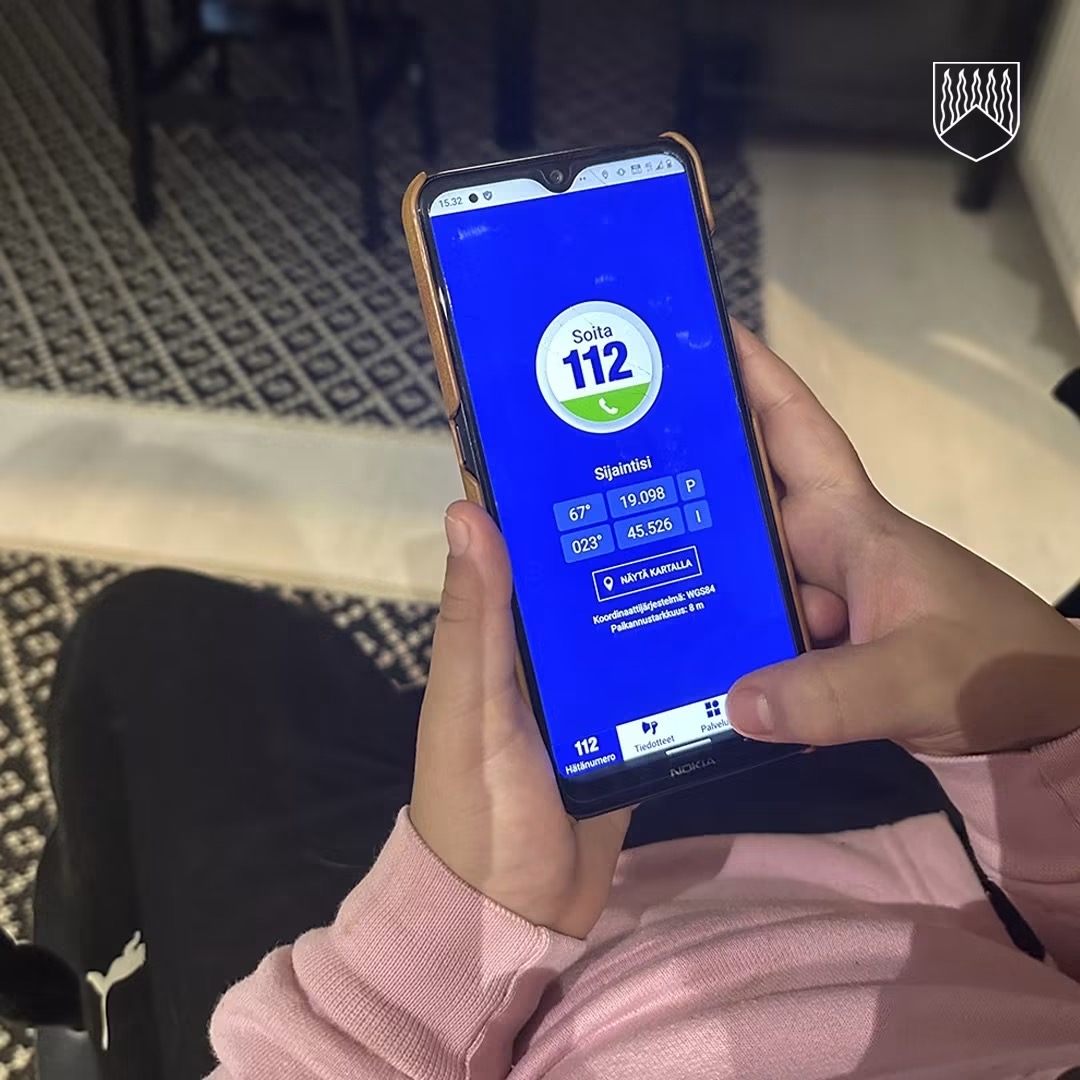 Käsissä pidettävän älypuhelimen näytöllä on 112 Suomi -sovellus. Sovellus näyttää hätänumeron sekä käyttäjän tarkan sijainnin, jota voidaan hyödyntää hätätilanteessa.