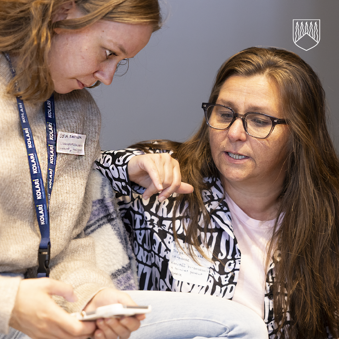 Työpajan osallistujat työskentelevät yhdessä Kotiutuminen arjessa -tilaisuudessa.