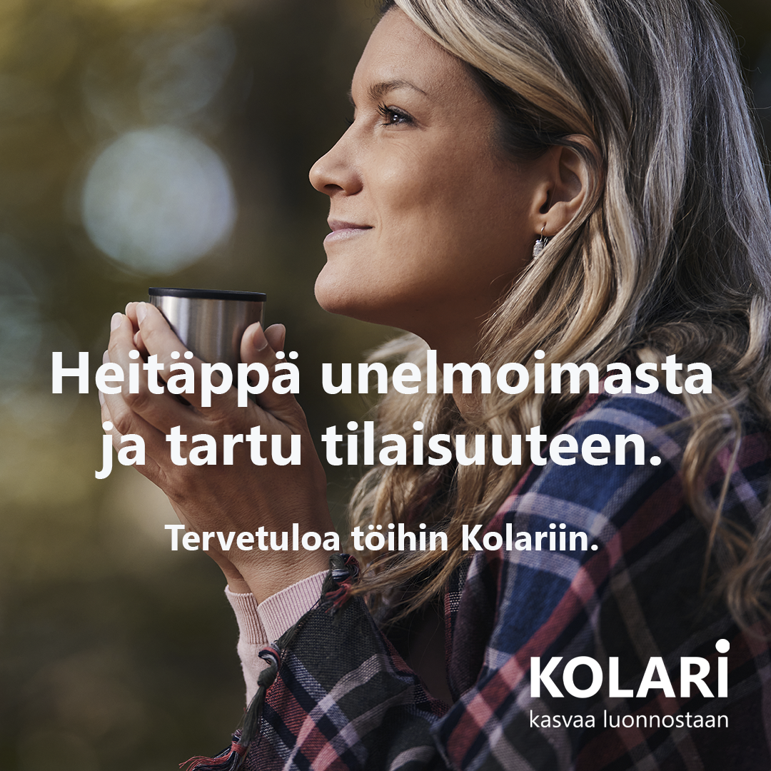 Kuvassa henkilö pitelee molemmin käsin mukia ulkoilmassa. Taustalla näkyy pehmeästi sumentunut metsäinen maisema. Etualalla on teksti ”Heitäppä unelmoimasta ja tartu tilaisuuteen. Tervetuloa töihin Kolariin.” Alareunassa on Kolarin kunnan logo ja teksti ”kasvaa luonnostaan”.